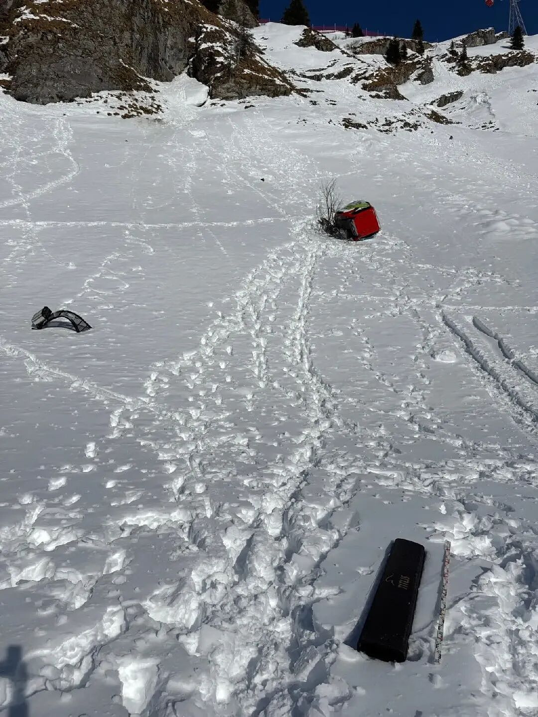 恐怖! 滑雪场缆车突然坠落，女游客惨死! 车厢翻滚坠下雪山（组图） - 4