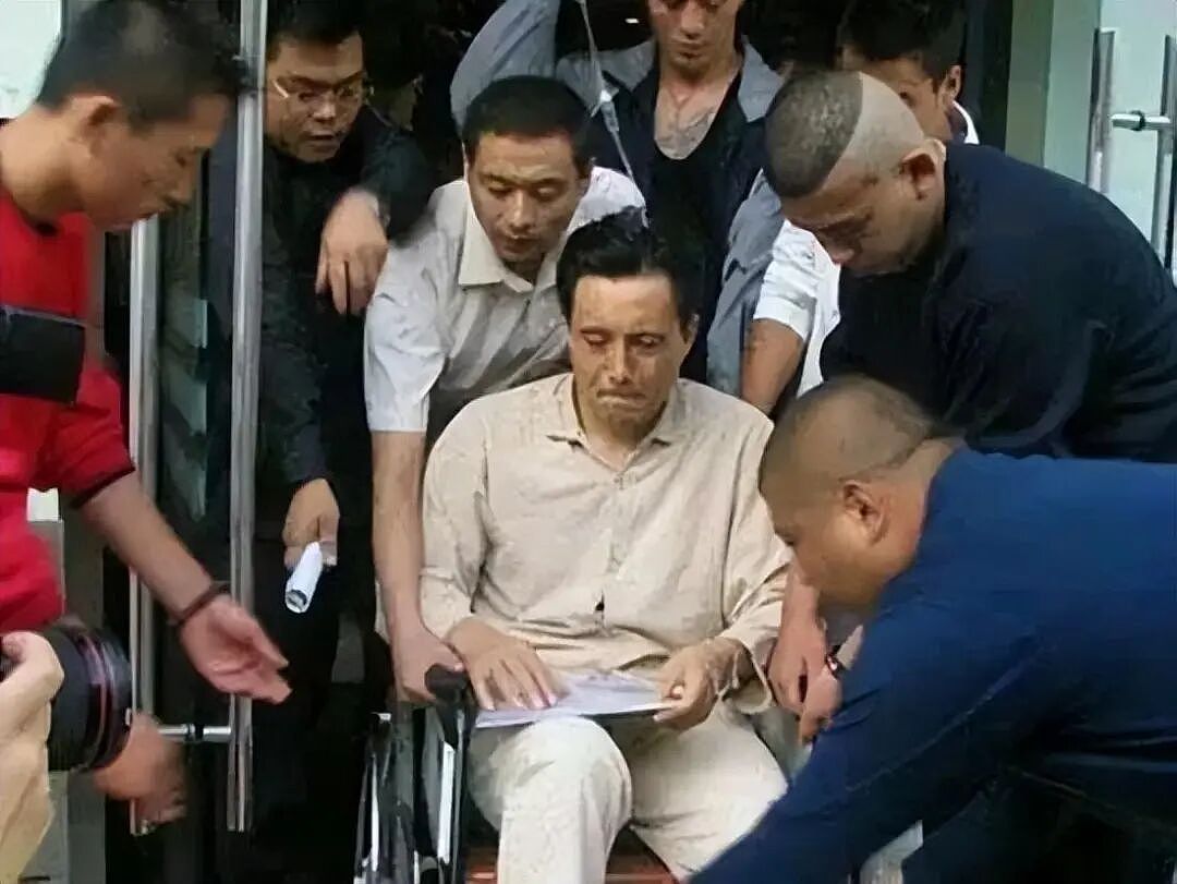他被谢霆锋打成重伤，妻子6次流产后离婚，现在靠卖卤肉谋生（组图） - 2