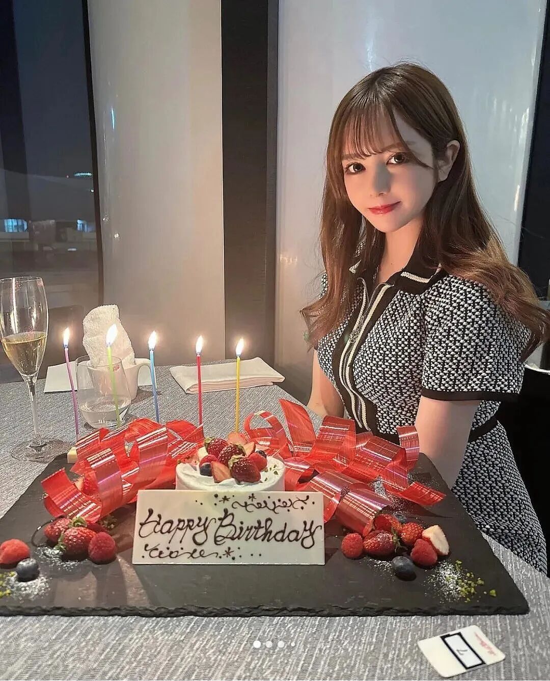 日本美女网红晒世界杯观赛自拍照，遭千万日本网友狂酸：靠爸爸活才有钱去现场！（组图） - 37