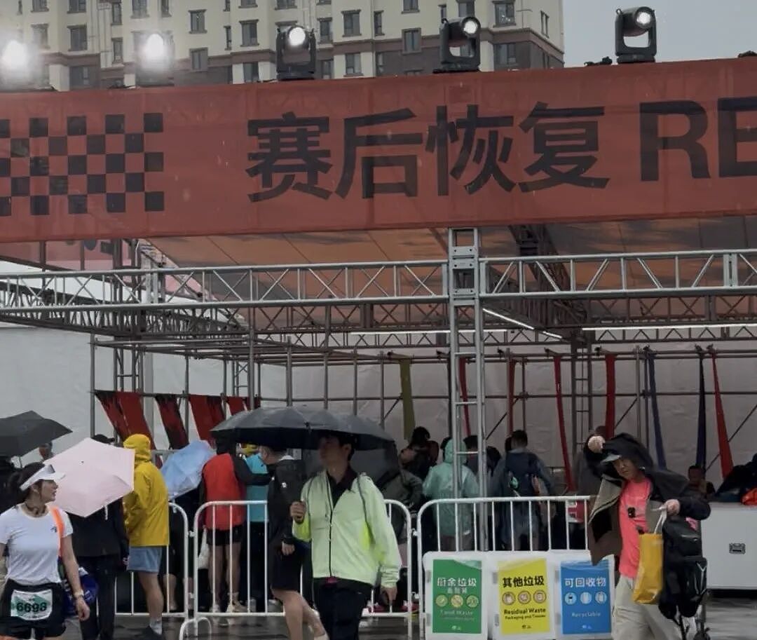 “花上千报名费泥坑打滚”,这网红运动看着自由、做起来暗藏危险 - 2