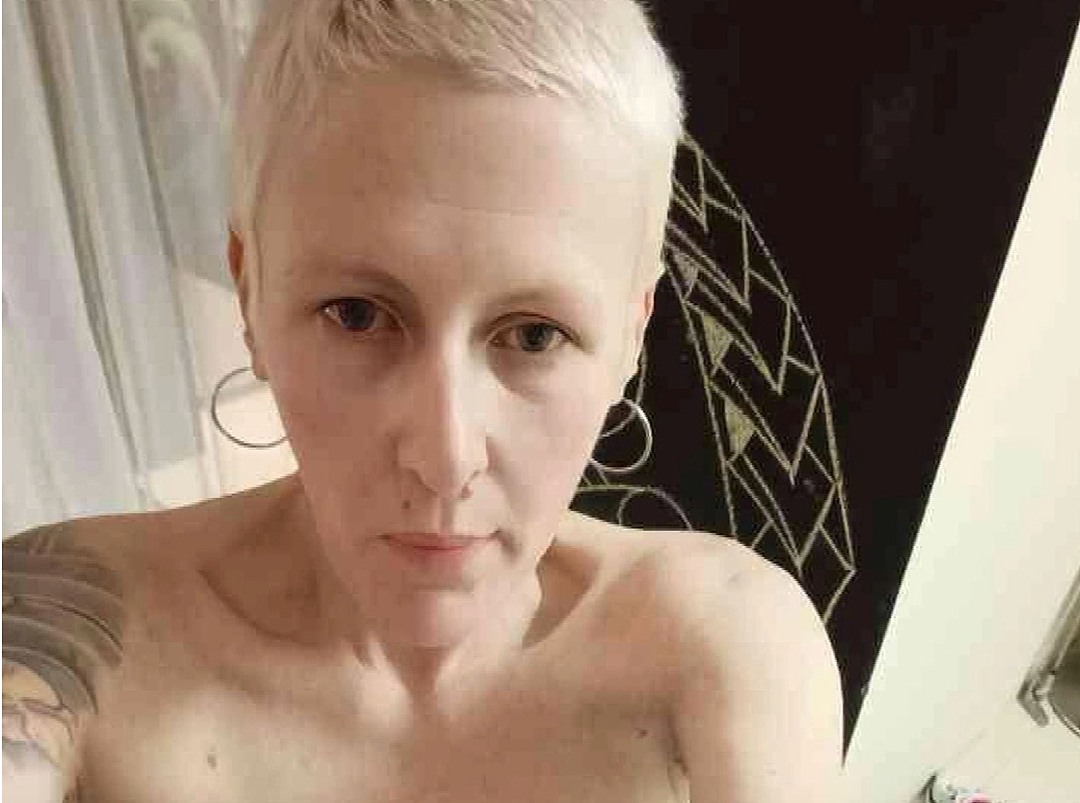 悉尼46岁女子持粉色锤子闯入医院,猛砸住院老人!保释被拒,或面临25年重刑!行凶动机曝光(组图) - 1