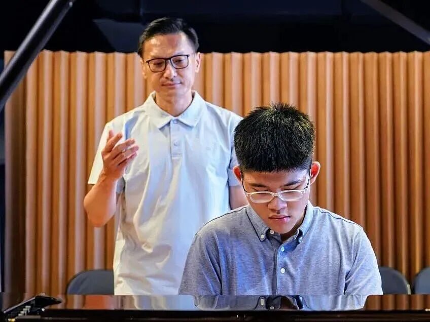 顶流男星为自闭症儿子退圈，如今18岁儿子公开露面，一家三口罕见同台（组图） - 7