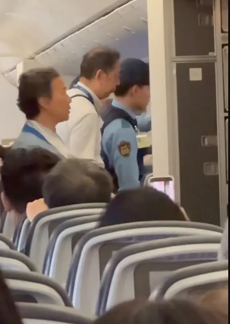 华人大妈机舱大闹后，被日本警方带走！上海飞美国航班紧急备降东京 - 9