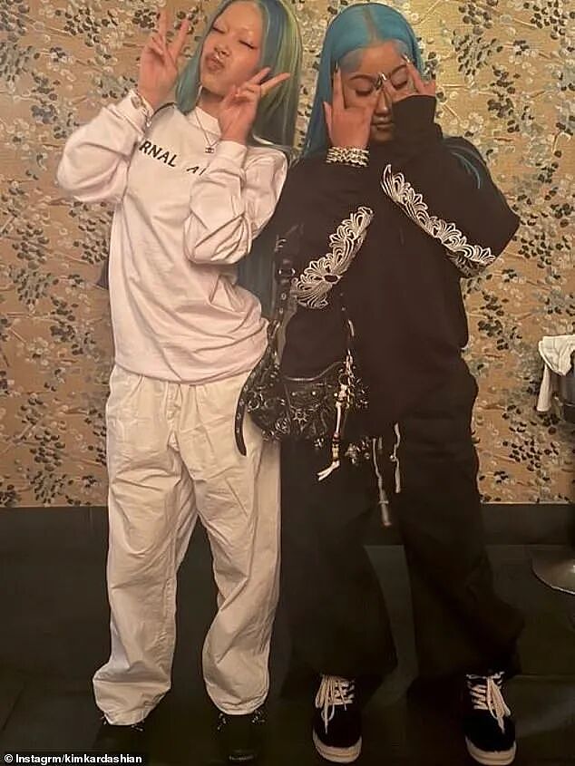 13岁西北妹打钉被男性强抱,金卡戴珊不管引争议:网友担心跳过青春期 - 22
