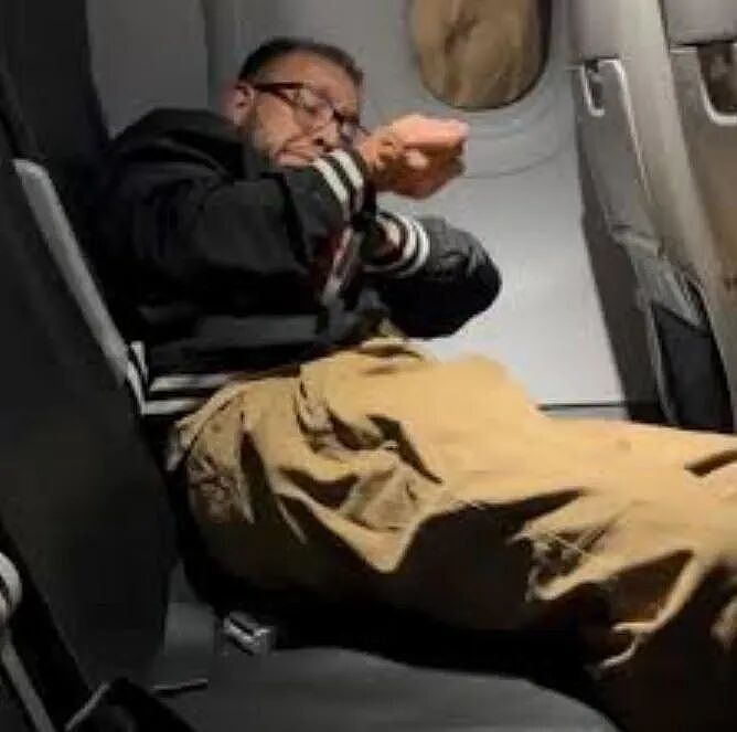 飞机都起飞了，他在万米高空发疯想开门？！没想到旁边就是柔术黑带大哥，这下老实了... - 5