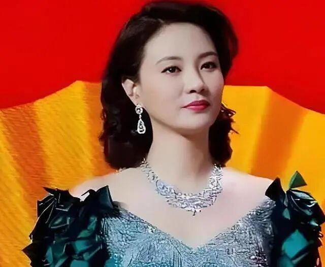 从央视巅峰到“克夫”骂名:男友死缓,丈夫惨死!现在49岁,如今活成了“王炸”(组图) - 2