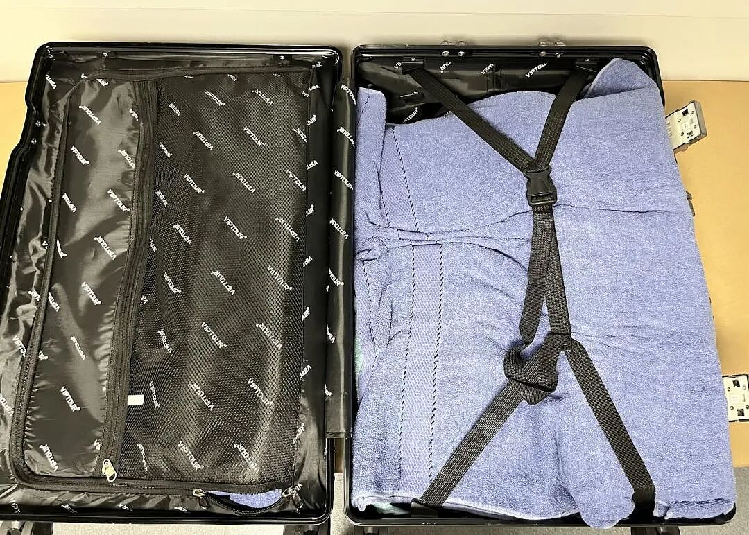 开箱瞬间全场惊呆!20岁小伙奥克兰机场被抓,带18包“绿茶”,竟值$2050万…(组图) - 1