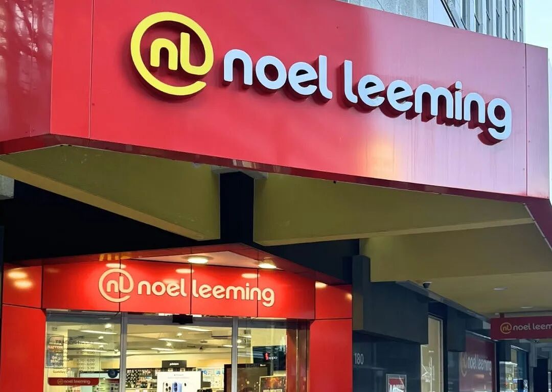 从中国飞来新西兰“刷卡”,疯狂买iPhone,26岁女子在LV店栽了(组图) - 5