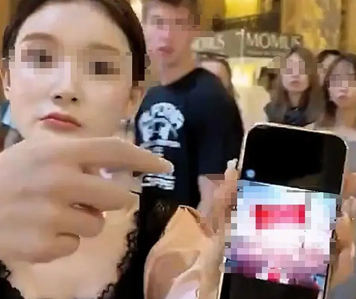 炸锅！中国游客国外因拍照大打出手！怒亮国旗反被骂 - 4