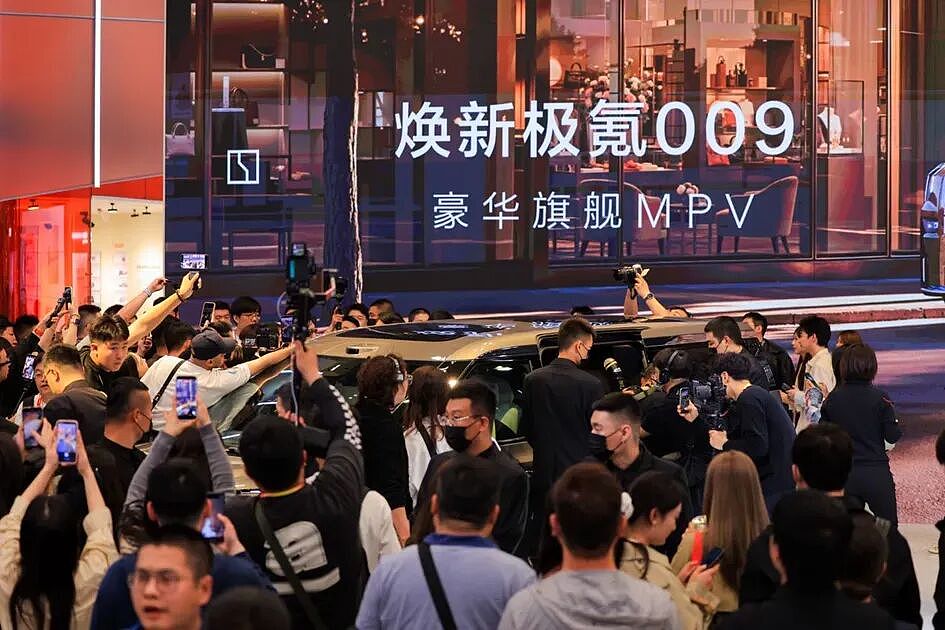 北京车展的顶流：一台身价超270万的“国产车” - 10