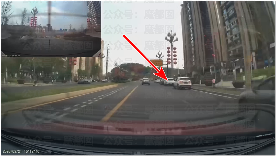离谱！儿童独自外出冲上马路险被撞，引发安全关注（组图） - 2