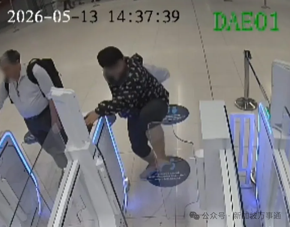 华人男子大闹机场被带走！怒踹闸门+爆粗骂人，赔偿10万，竟只是因为...（组图） - 2