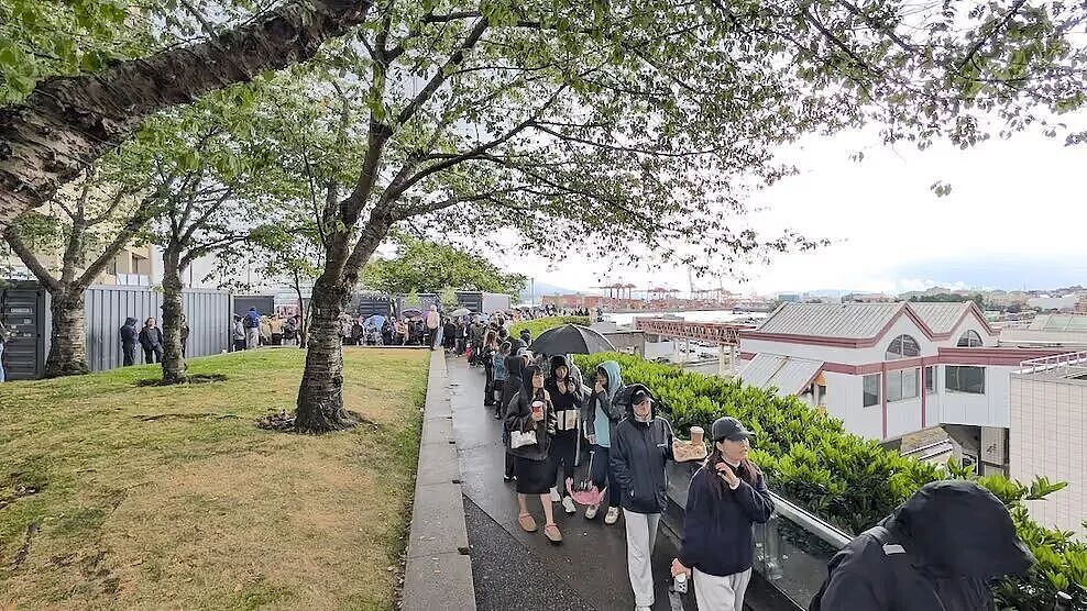 抢疯了！加拿大街头惊现超长人龙：数千人露营过夜、冒雨苦等（组图） - 21