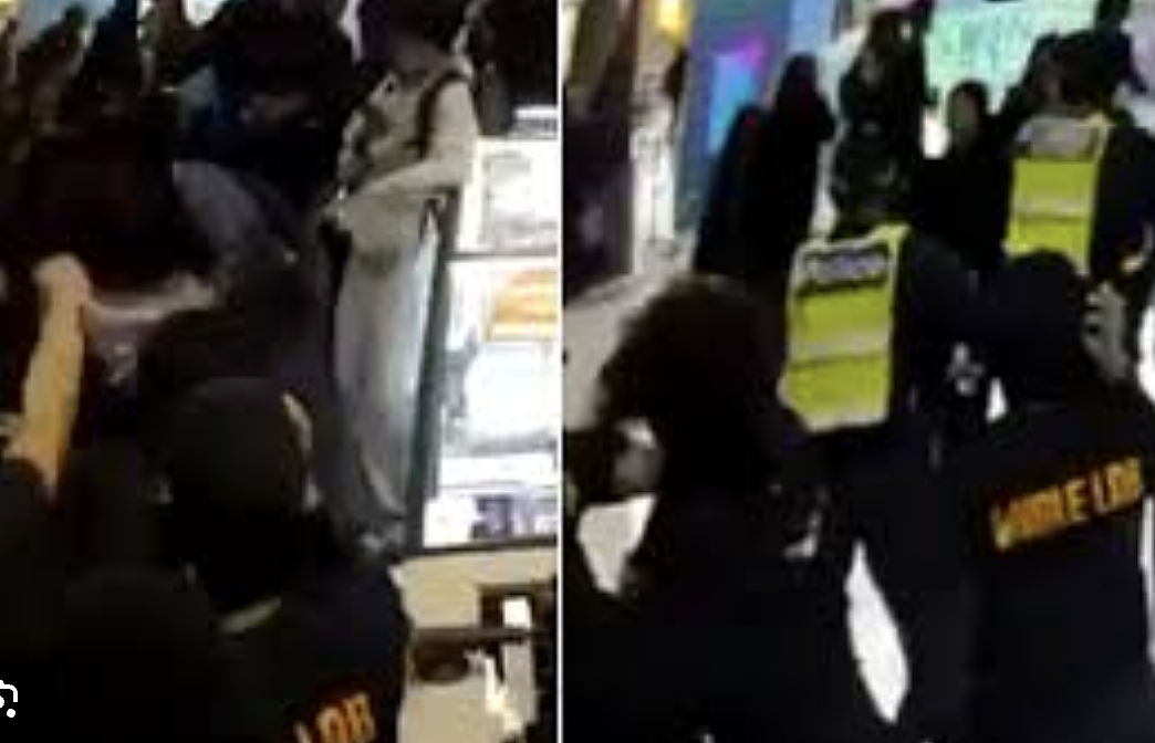 太恐怖了!墨尔本商场爆发50人混战,女孩躺地被踩,商场顾客四处逃散 - 5