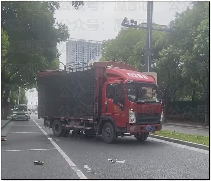 热搜爆了！何润东再扮项羽现身苏超赛场，因“粉底液将军”躺赢（组图） - 55