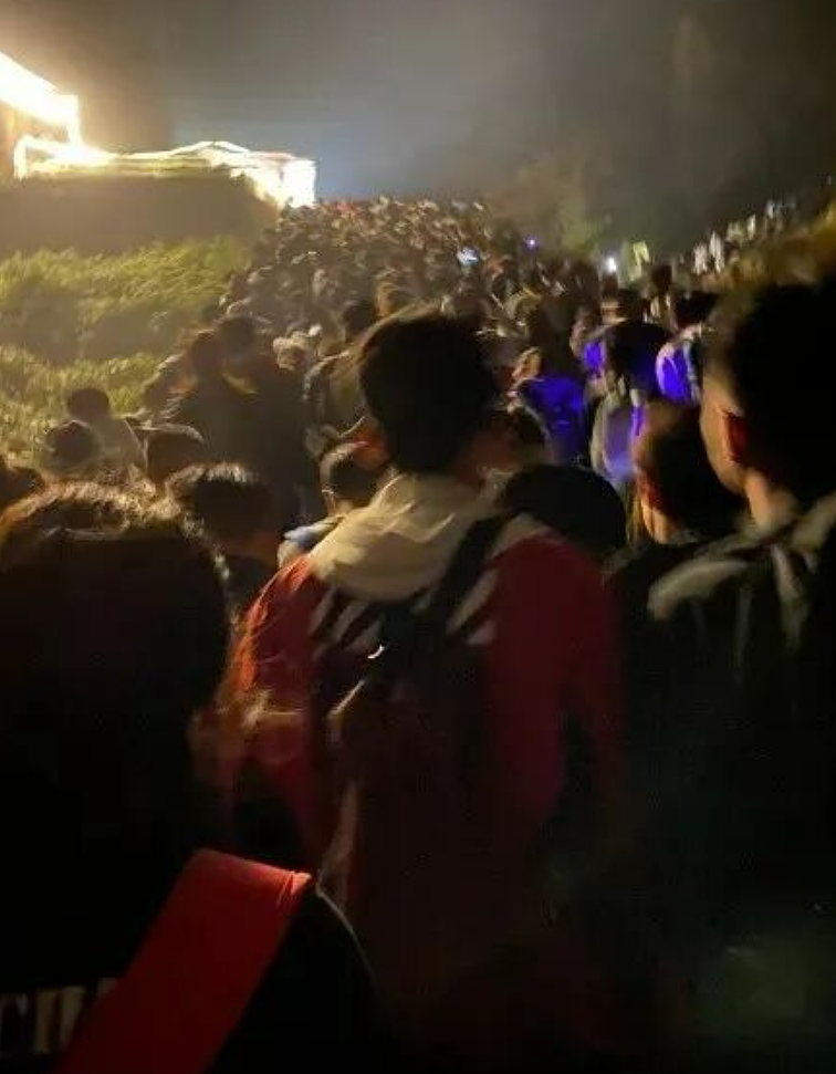 云南泼水节乱象频发：女子遭围攻、新车变泡水车，传统民俗竟成流氓狂欢（组图） - 21