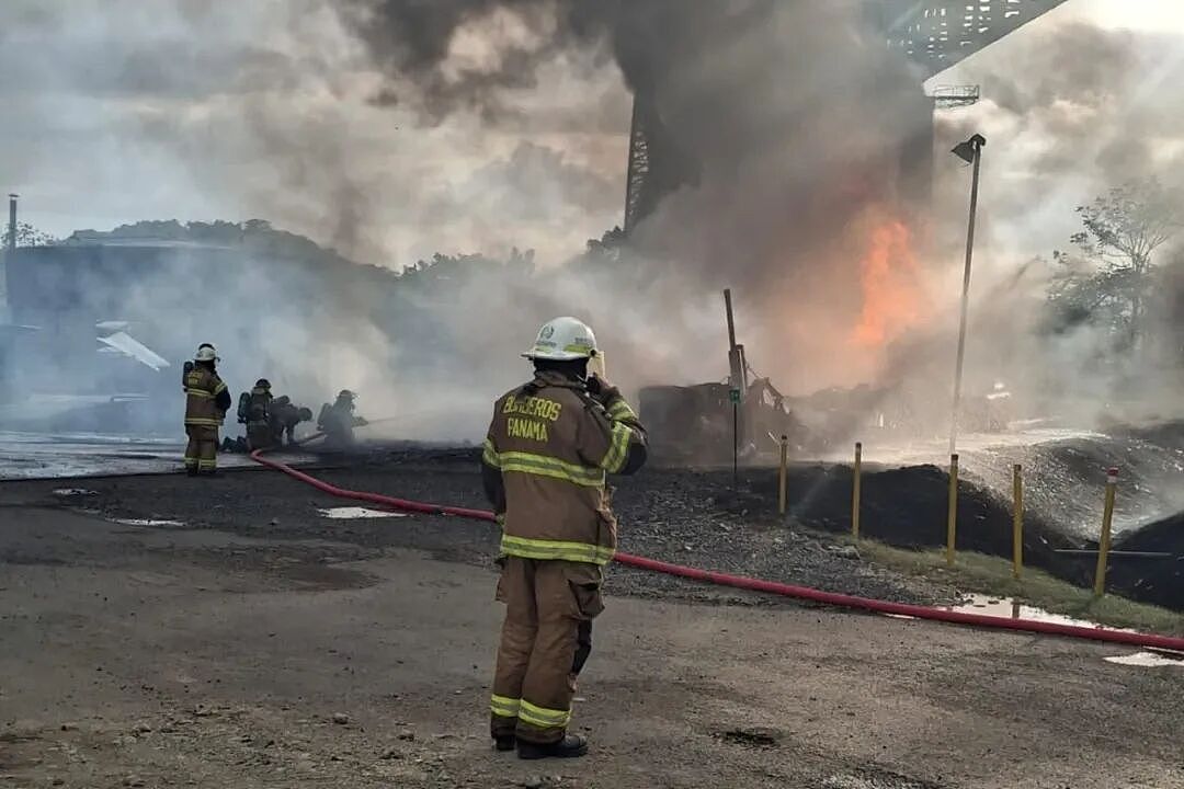 恐怖! 油罐车大爆炸,桥梁遭火球吞噬,多人死伤 !全城交通瘫痪(组图) - 2