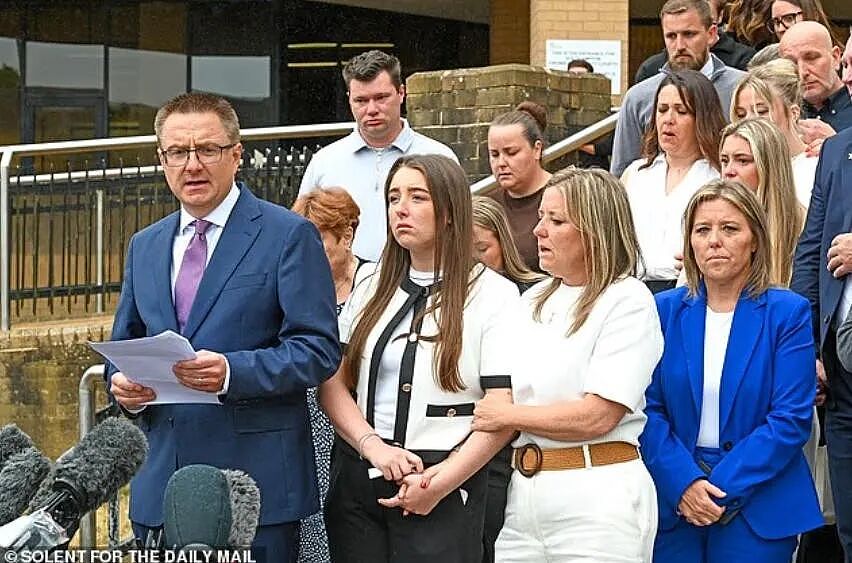 全英震怒！凶手连捅男孩6刀后，一句“他种族歧视”，警察乖乖把受害者铐上了... - 20