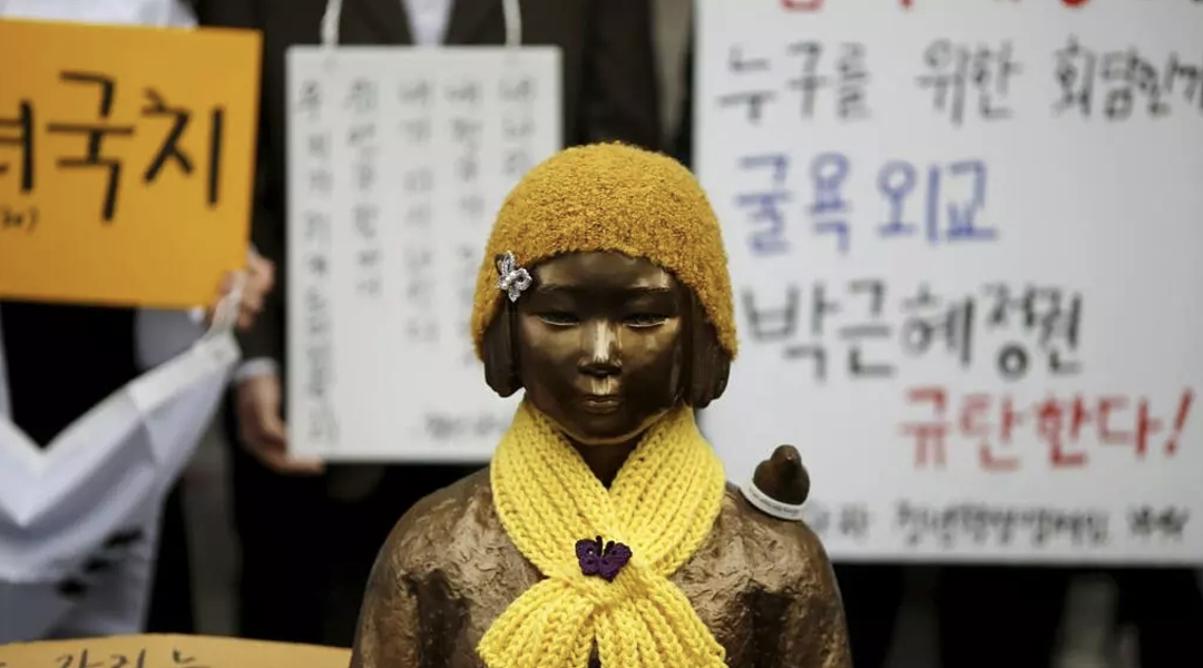 美国网红在韩亵渎慰安妇雕像被判刑！脱上衣亲吻还大跳电臀舞，路人暴怒追打誓严惩！ - 15
