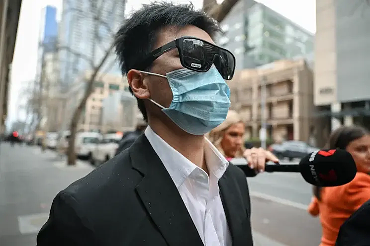 澳亚裔医生潜伏医院女厕偷拍460人？硬盘藏上万视频，还按病人同事精心分类？ - 1