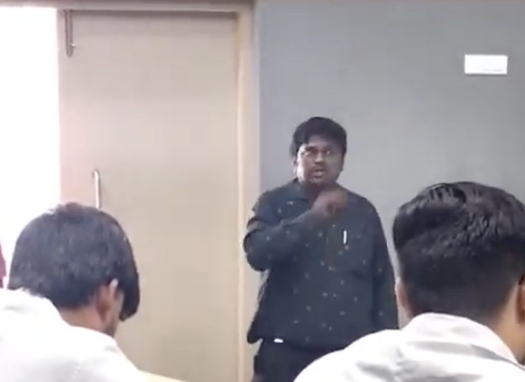 教授在课室当众向女学生表白求婚，结果被学生们追着胖揍一顿（组图） - 5