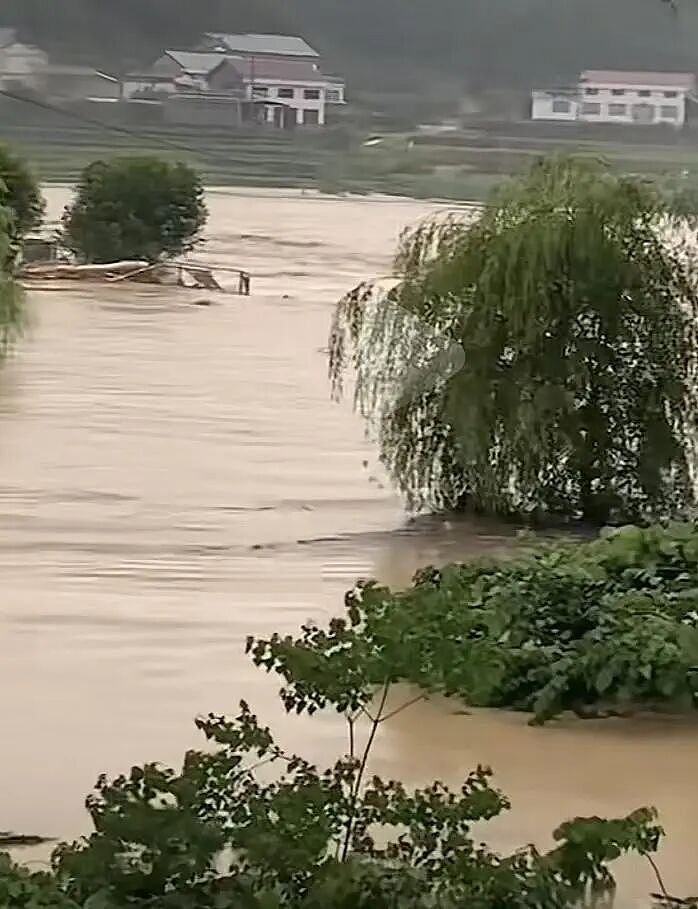 暴雨来了!湖南一地“停水停电,水淹到二楼”(组图) - 3