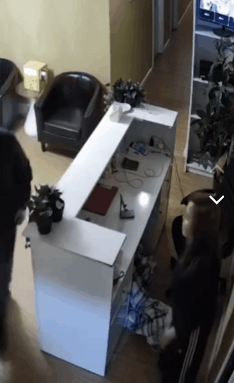 微信群狂传!男子闯入墨唐人街附近两家店,连续暴打女店员,警方调查监控 - 4