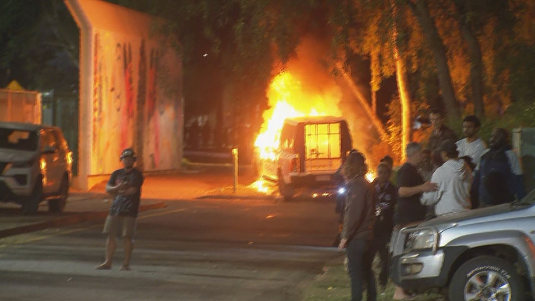 澳洲爆发大规模骚乱！商店、加油站被洗劫一空，车辆被焚，现场混乱不堪（组图） - 8