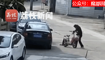 离谱！儿童独自外出冲上马路险被撞，引发安全关注（组图） - 16