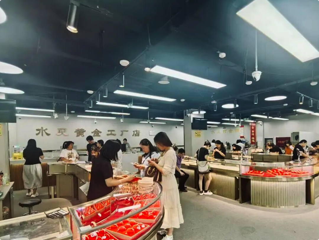 金价还在跌，有商家称“跌掉一辆迈巴赫”！有金店门口却排起百米长队，已全面售罄！（组图） - 5