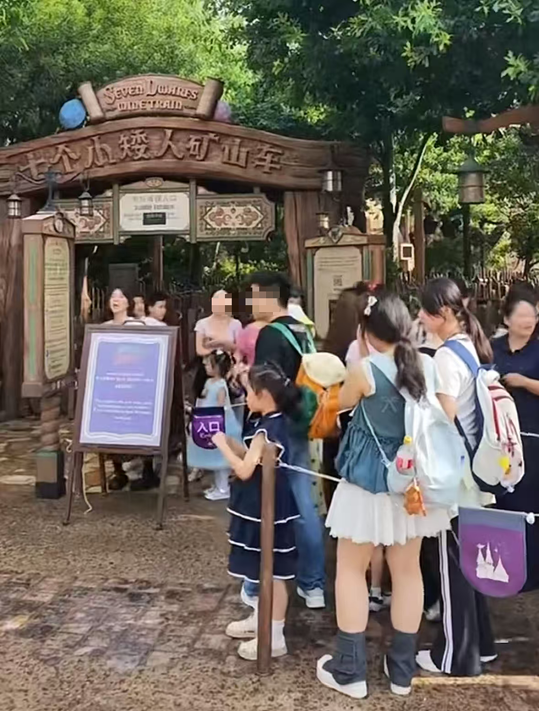 买早享卡提前入园,结果项目都没开?游客集体喊退票,上海迪士尼道歉(组图) - 1