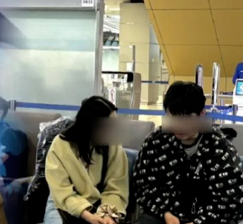 华人男子大闹机场被带走！怒踹闸门+爆粗骂人，赔偿10万，竟只是因为...（组图） - 3
