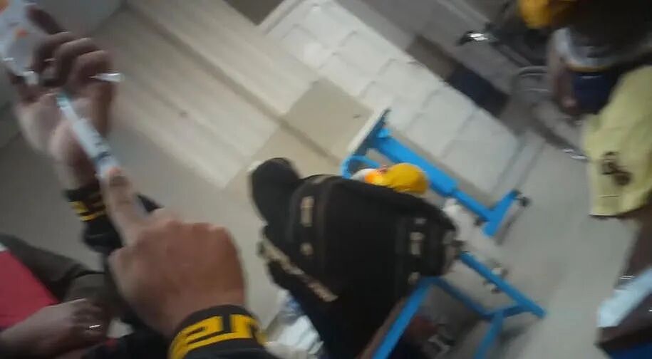 300多儿童感染艾滋！卧底记者：同一根针连扎几十人，护士徒手翻垃圾桶（组图） - 4