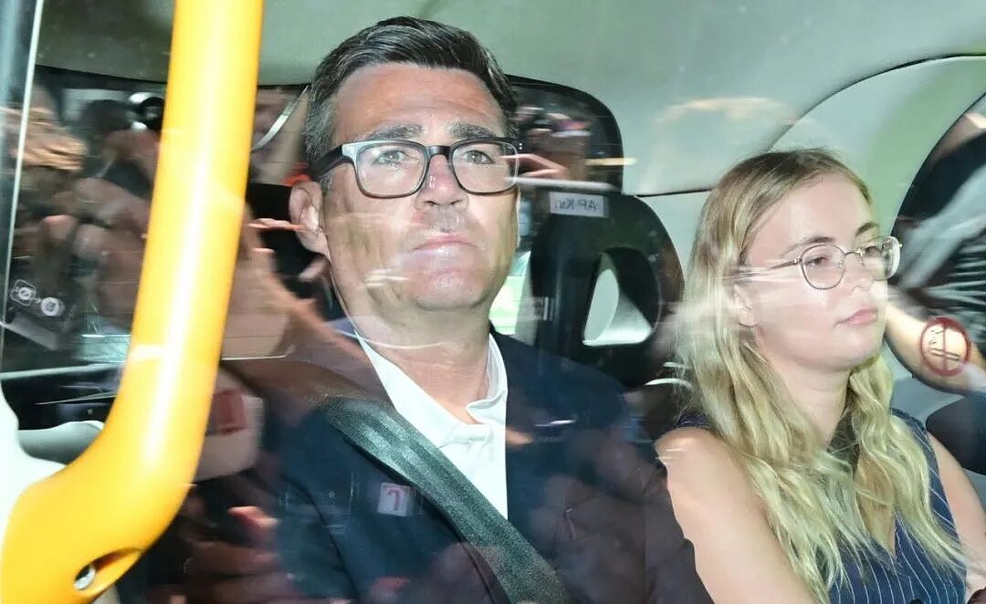 英国首相被内部逼宫含泪辞职？！10年第7任首相，捕鼠大臣Larry又又又熬走一位... - 15