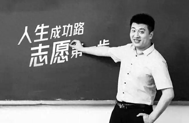 被张雪峰言中…AI暴击下，大学大批专业被砍掉、调整…时代真变了（组图） - 2