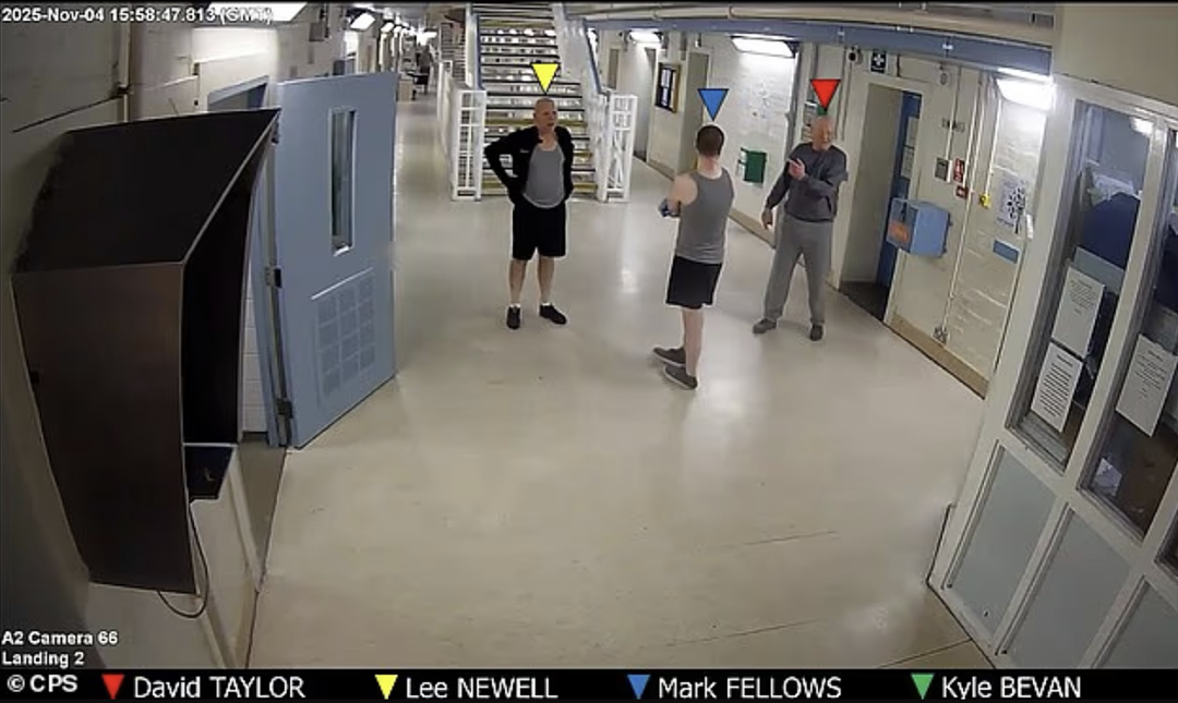 监控拍下骇人一幕！3名无期囚犯笑着走进牢房，短短5分钟，臭名昭著儿童杀手再也没出来（组图） - 3