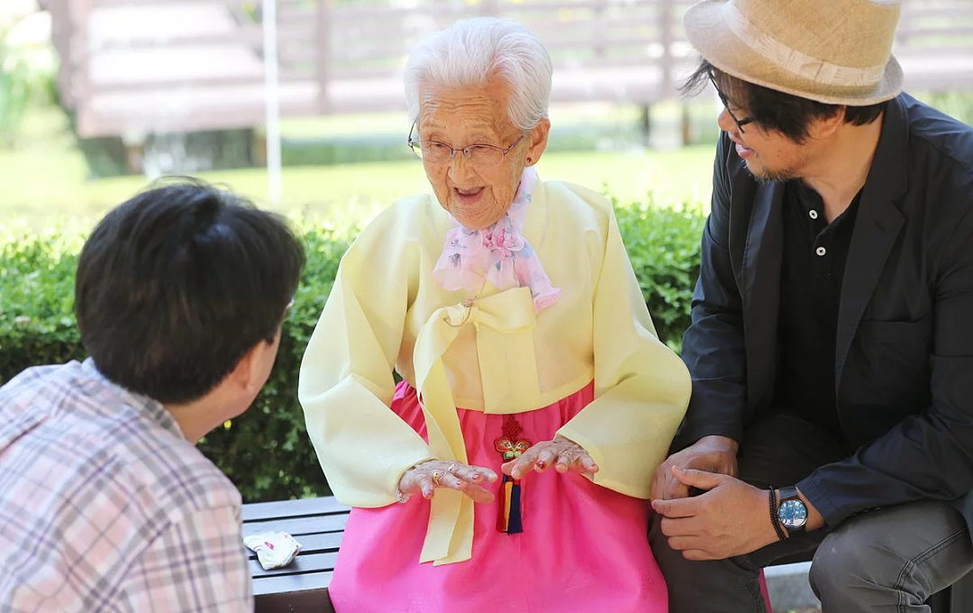 感动全网纪录片102岁女主去世!与夫相守76年,朴素爱情惹哭观众(组图) - 17