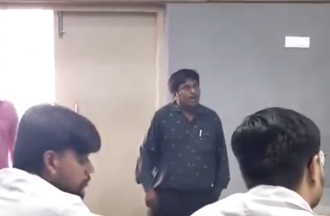 教授在课室当众向女学生表白求婚，结果被学生们追着胖揍一顿（组图） - 6