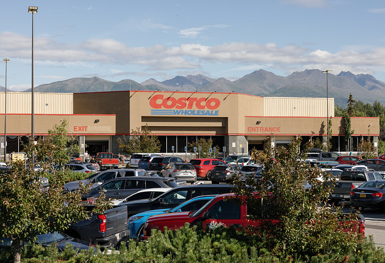 名校毕业年薪7万进Costco，白人父亲很骄傲，华人评论区却吵翻了（组图） - 3