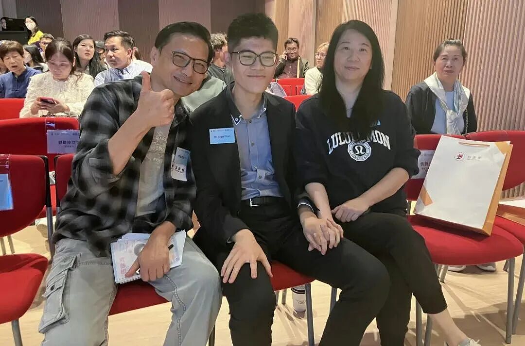 顶流男星为自闭症儿子退圈，如今18岁儿子公开露面，一家三口罕见同台（组图） - 8