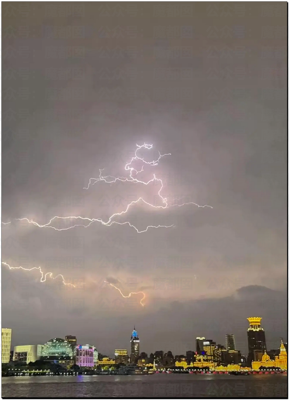 上海变海上?魔都多地严重内涝,街头积水及腰,盒马被淹(视频/组图) - 4