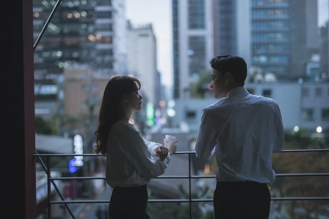 人均年收入暴涨数亿韩元,韩国半导体产业人员成相亲市场“香饽饽”!有人在网上卖二手SK海力士工作服,号称穿上就会成为“绝佳相亲对象” - 1