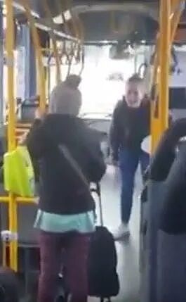 事发墨东南区！光天化日，一男子竟跑到别人家门口拉了一坨屎！（组图） - 18