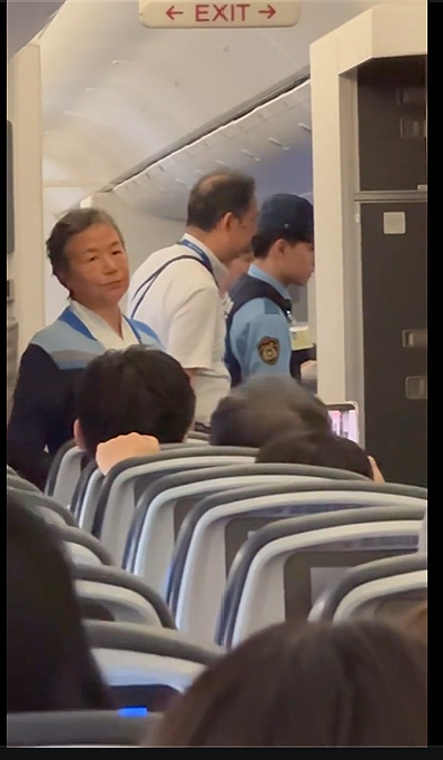 又一起！美联航飞旧金山途中紧急备降东京，华人中年女子被警方带走，网传目击者曝更多细节 - 4