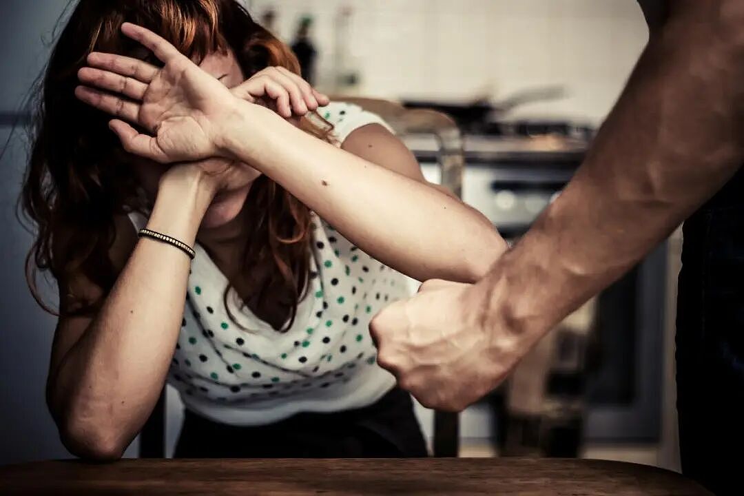 因“要不要回国”争吵,华人男子竟把怀孕妻子摔到在地!被警察逮捕(组图) - 2