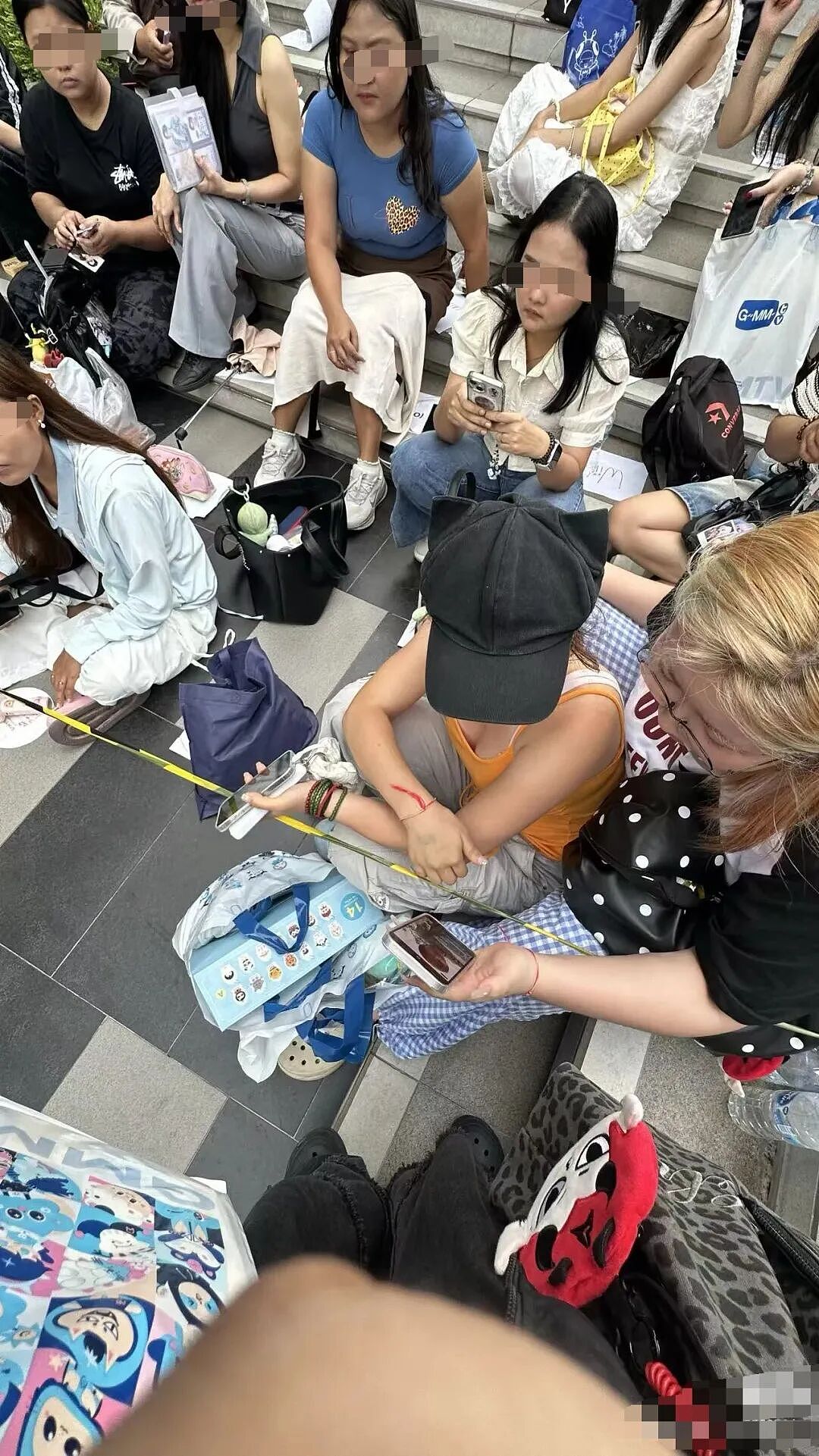 全网怒了!中国女孩海外追星遭暴打!扯衣服、抢手机、强行锁喉、抱摔拖拽!艺人竟冷眼旁观!官方回应引众怒!现场视频曝光! - 5