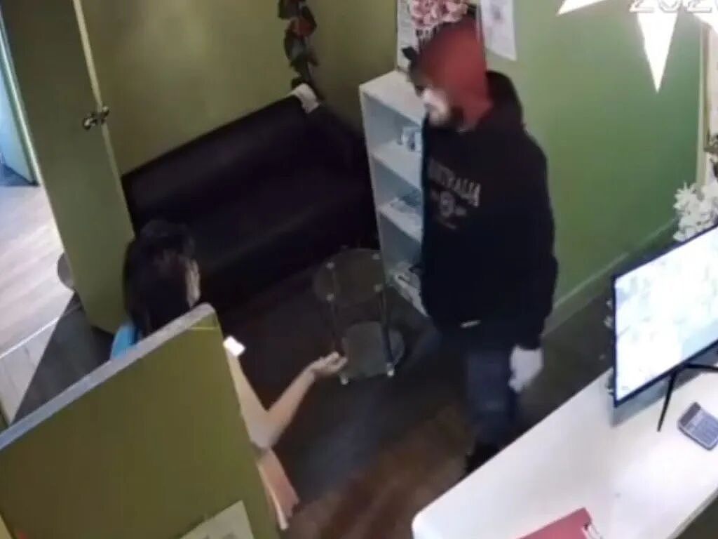 微信群狂传!男子闯入墨唐人街附近两家店,连续暴打女店员,警方调查监控 - 1