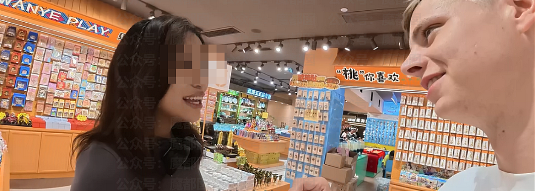 全网热议！西人网红来华，中国美女主动伴游，亲密互动全程被拍下（组图） - 1
