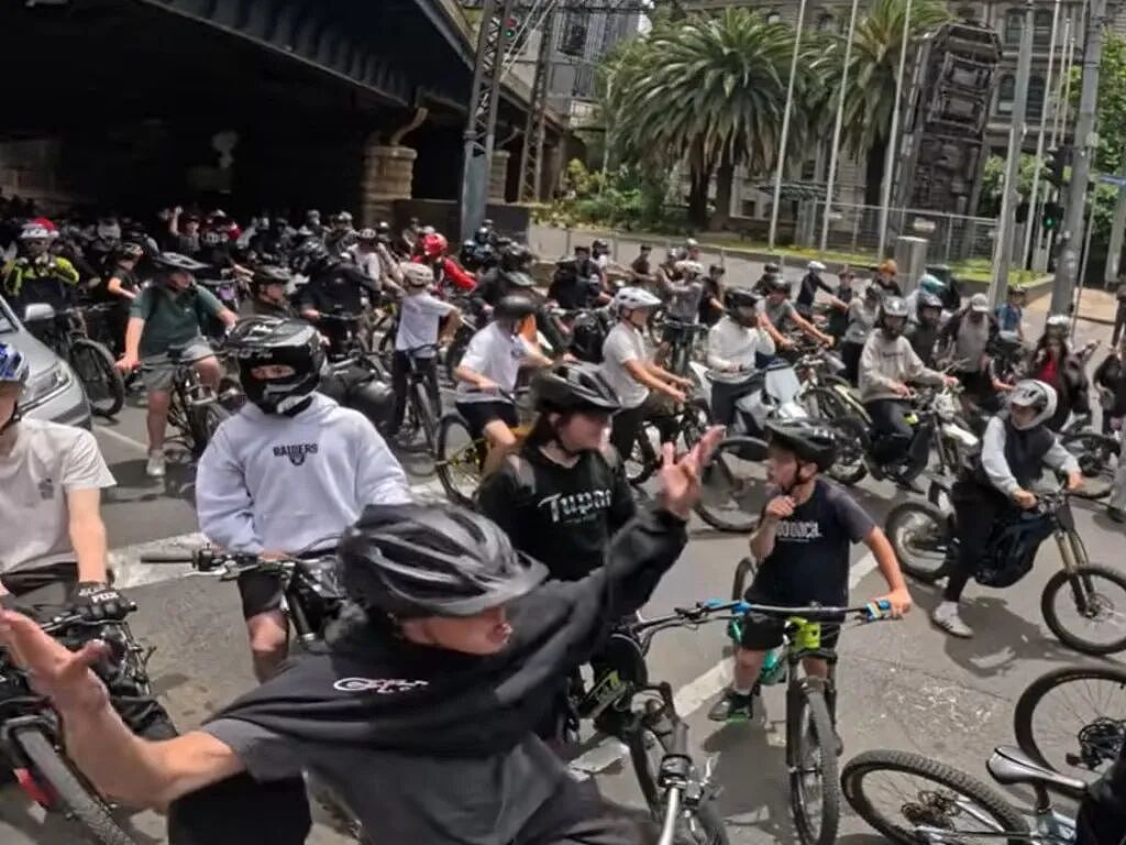 墨尔本CBD失控！500人骑士“占领”街道，警方直呼没辙（组图） - 2