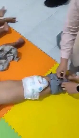 高端托儿所监控曝光:表面温柔耐心,背地把几十个娃扒光捆绑?这?!(组图) - 11